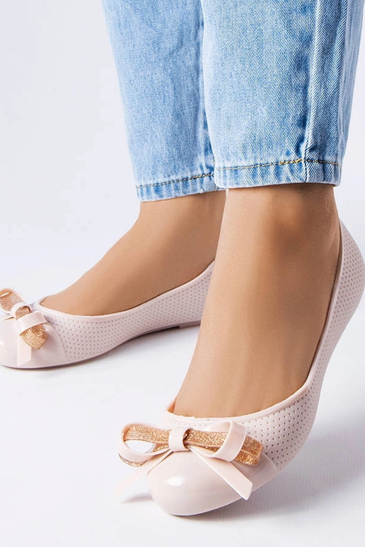 Bailarinas beige decoradas con un... Bailarinas beige decoradas con un...