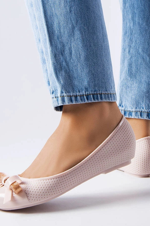 Bailarinas beige decoradas con un... Bailarinas beige decoradas con un...