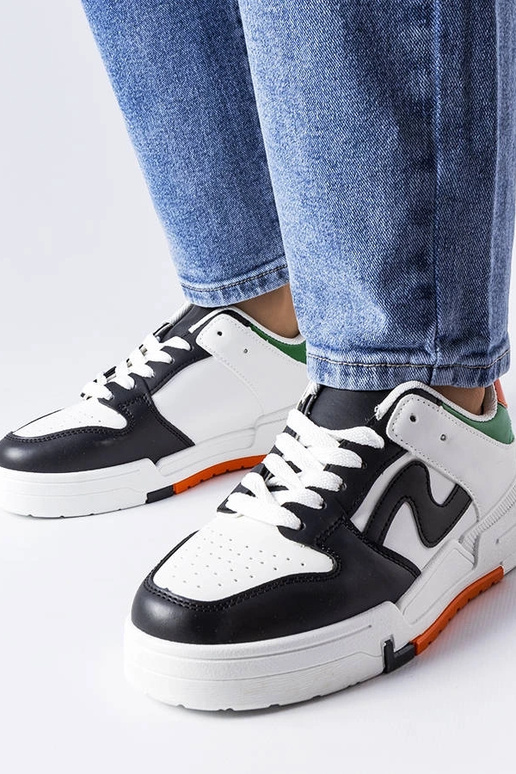 Zapatos blancos y negros con suela...