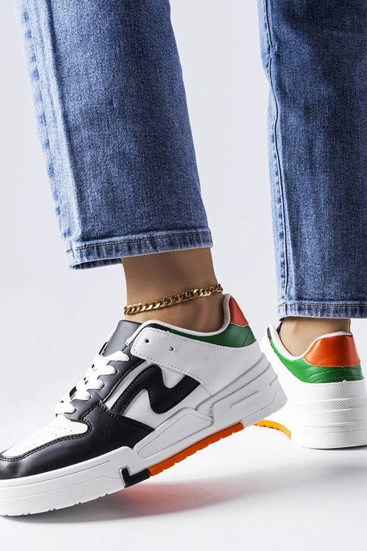 Zapatos blancos y negros con suela...