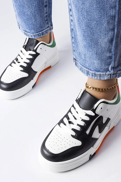 Zapatos blancos y negros con suela...