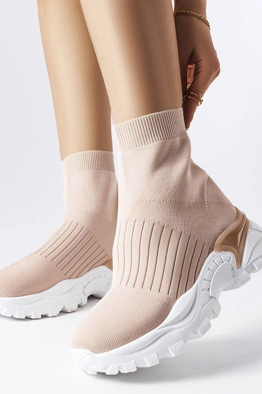 Zapatillas beige con parte superior... Zapatillas beige con parte superior...