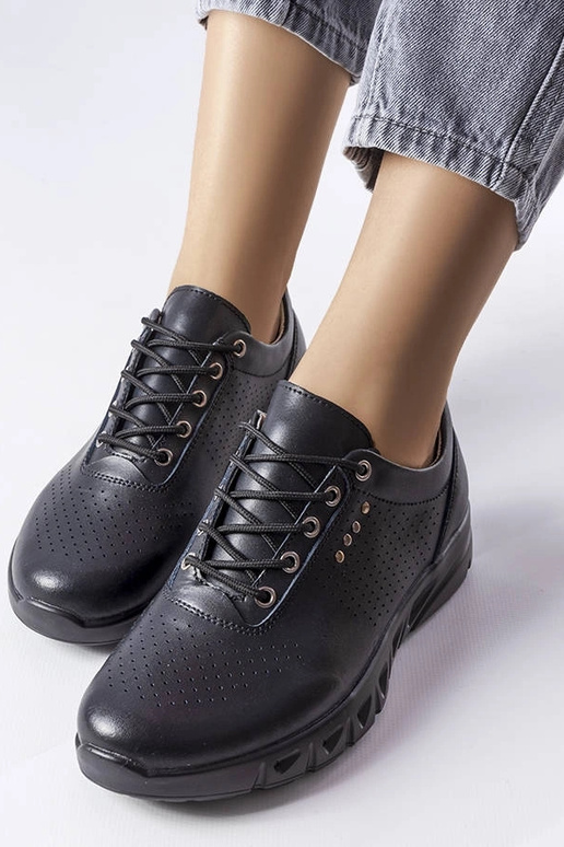 Zapatos negros de piel calada Brodeur