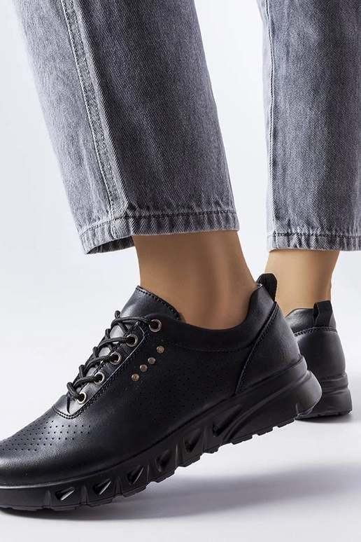 Zapatos negros de piel calada Brodeur