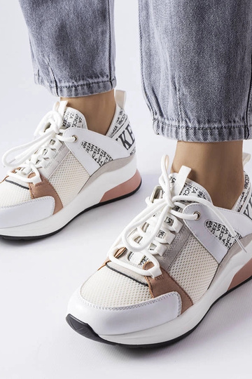 Zapatillas blancas y rosas...