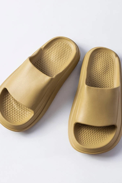 Zapatillas de goma color arena,... Zapatillas de goma color arena,...