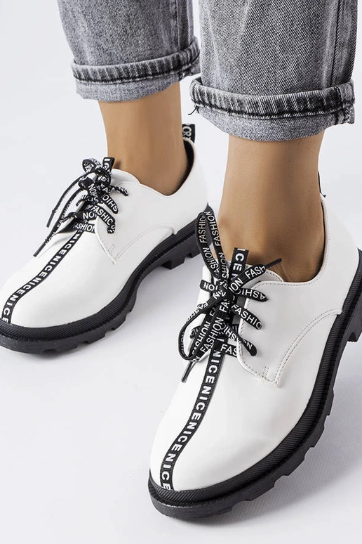 Botas blancas de media caña con suela...