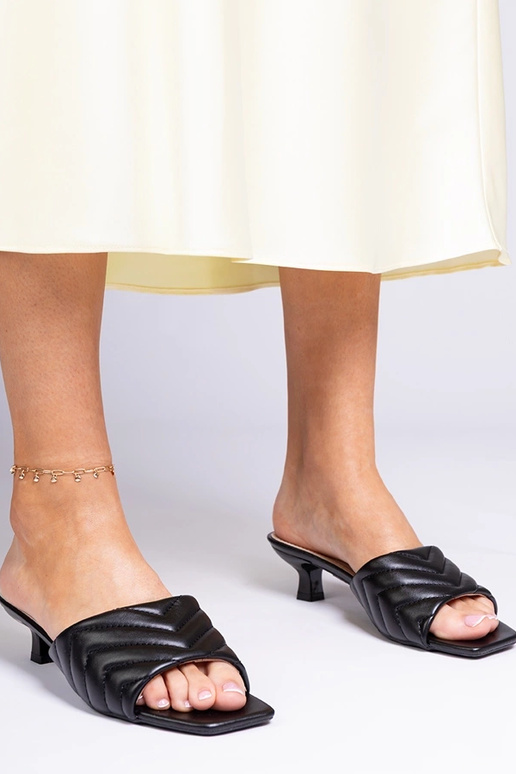 Zapatillas negras de tacón bajo,...