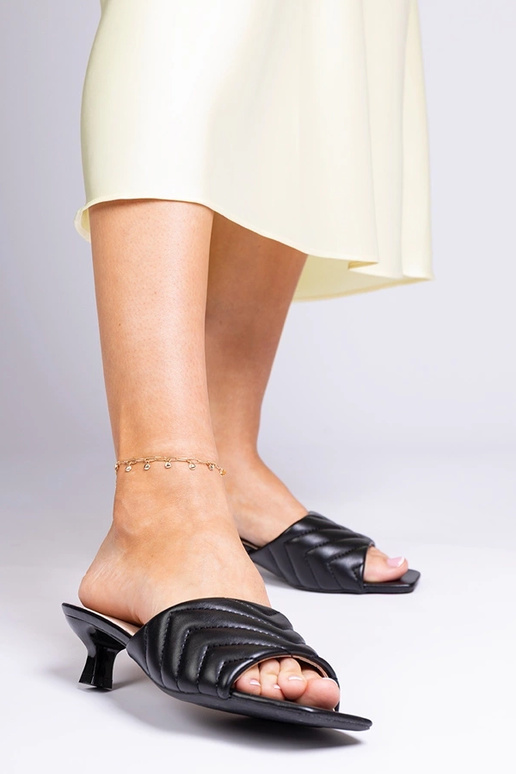 Zapatillas negras de tacón bajo,...