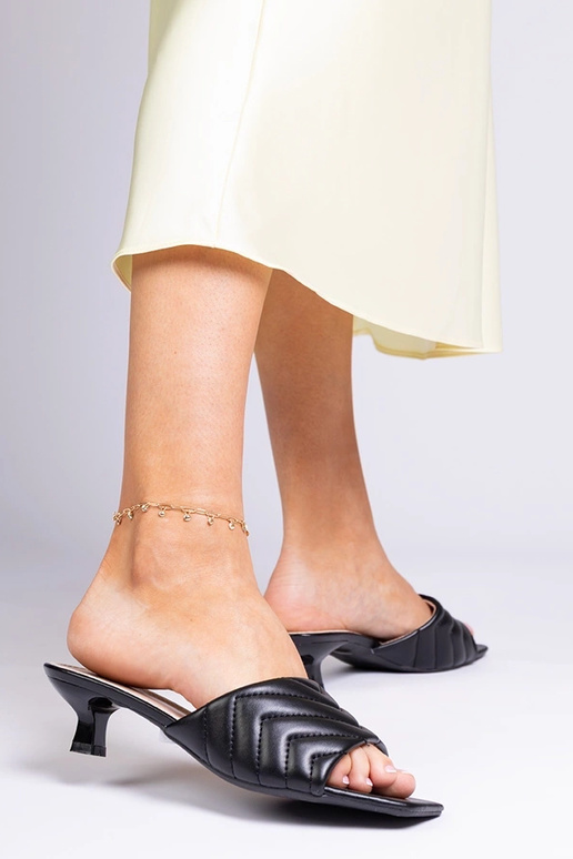 Zapatillas negras de tacón bajo,...