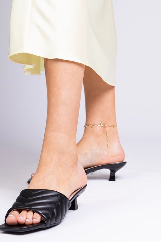 Zapatillas negras de tacón bajo,...