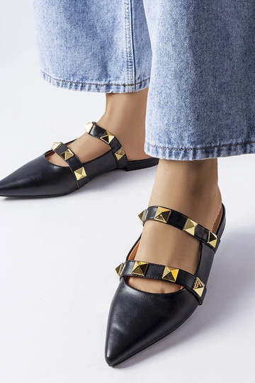 Chanclas negras con punta...