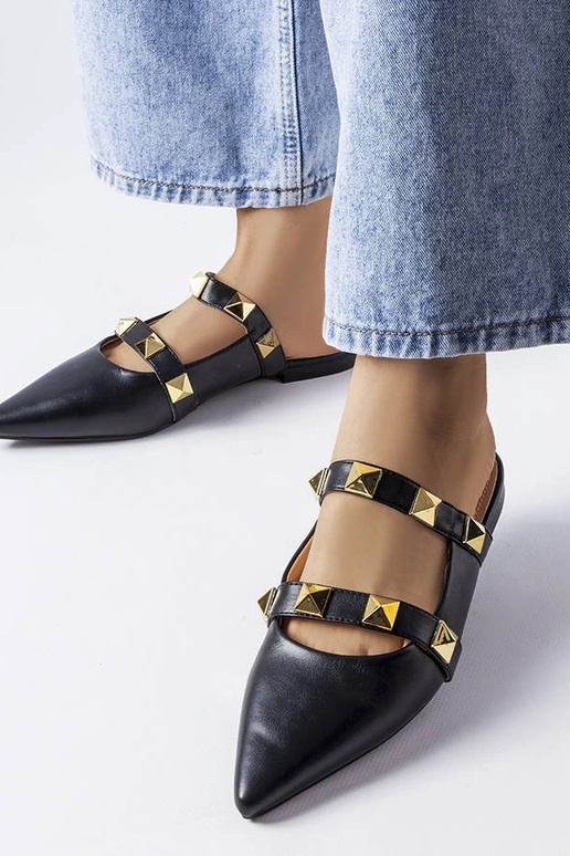 Chanclas negras con punta puntiaguda...