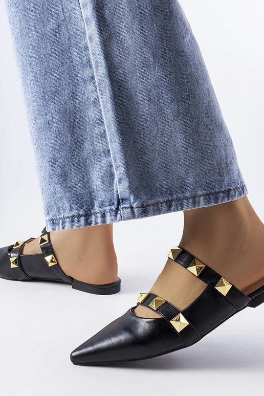 Chanclas negras con punta puntiaguda...