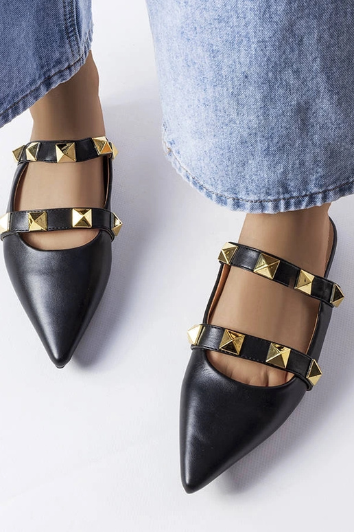 Chanclas negras con punta puntiaguda...