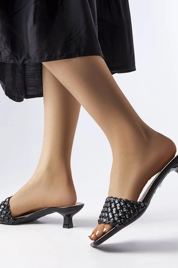Sandalias negras de tacón bajo Burbank