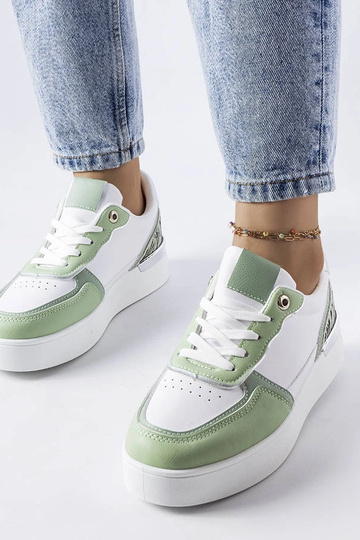 Zapatillas verdes sobre la...