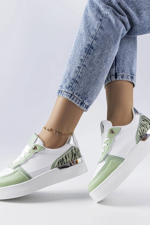 Zapatillas verdes sobre la plataforma...