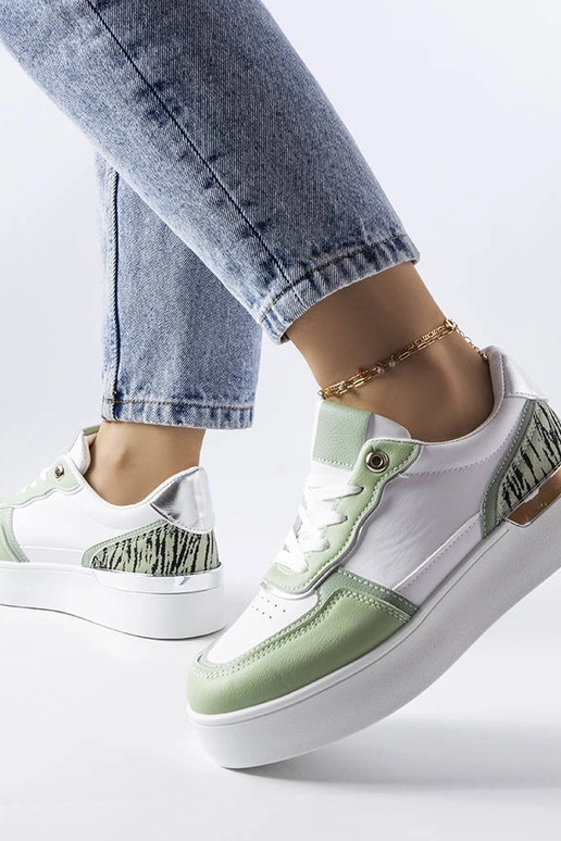 Zapatillas verdes sobre la plataforma...