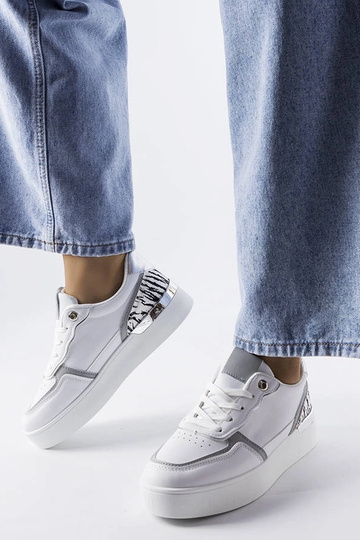 Zapatillas blancas sobre la...