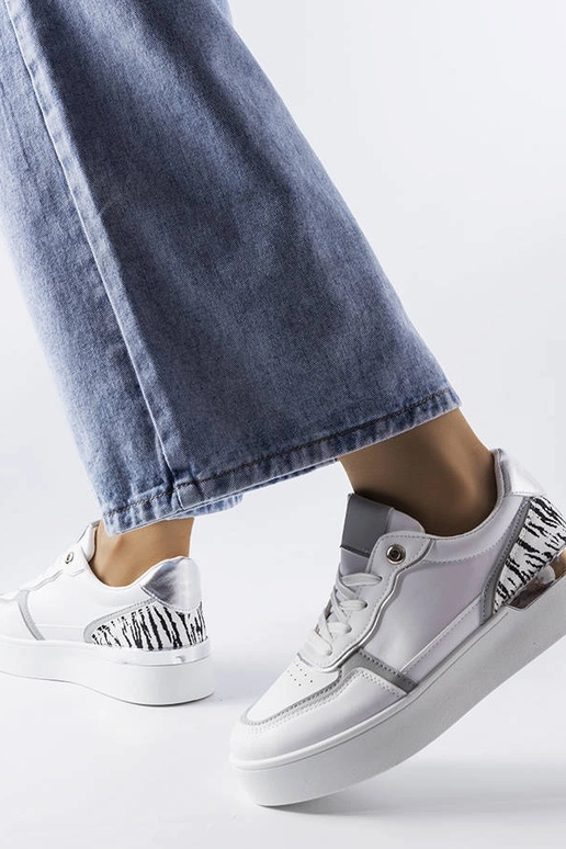 Zapatillas blancas sobre la...