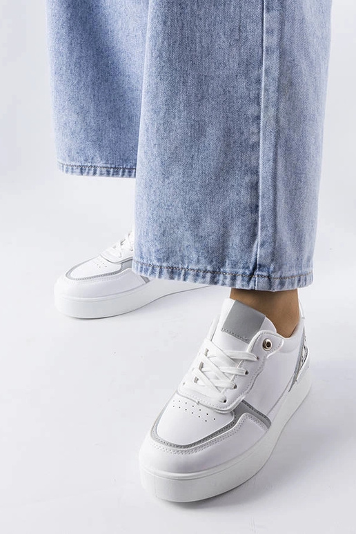 Zapatillas blancas sobre la...