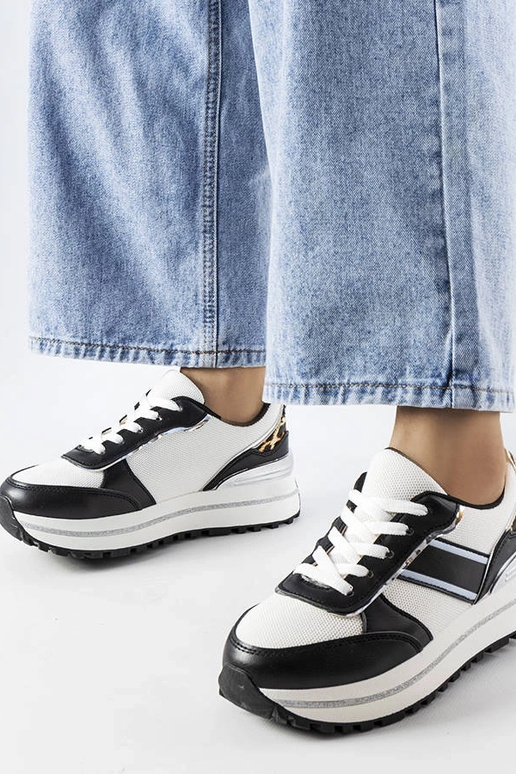 Zapatillas negras con aplicaciones de...