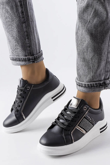 Zapatillas negras decoradas con circonitas Xarles