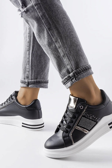 Zapatillas negras decoradas... 2