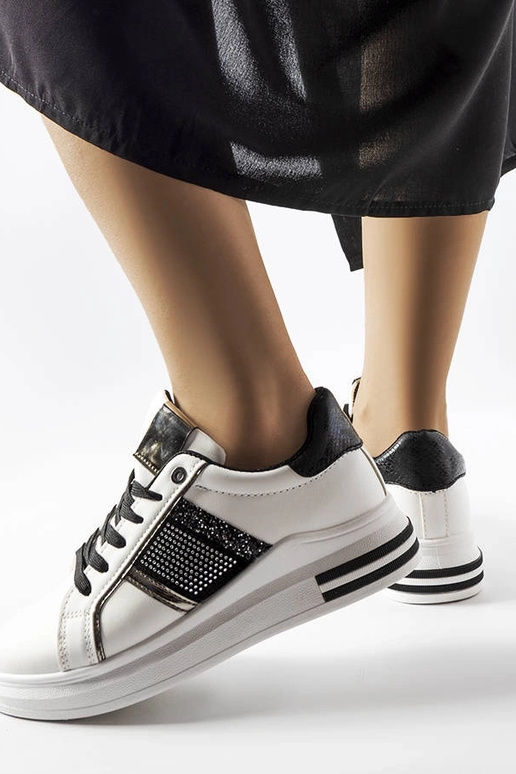 Zapatillas blancas y negras con...