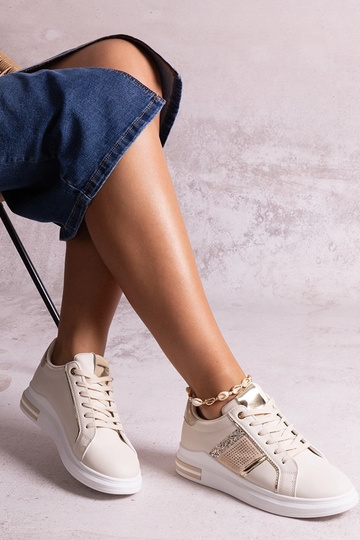 Zapatillas beige decoradas con circonitas Xarles 2