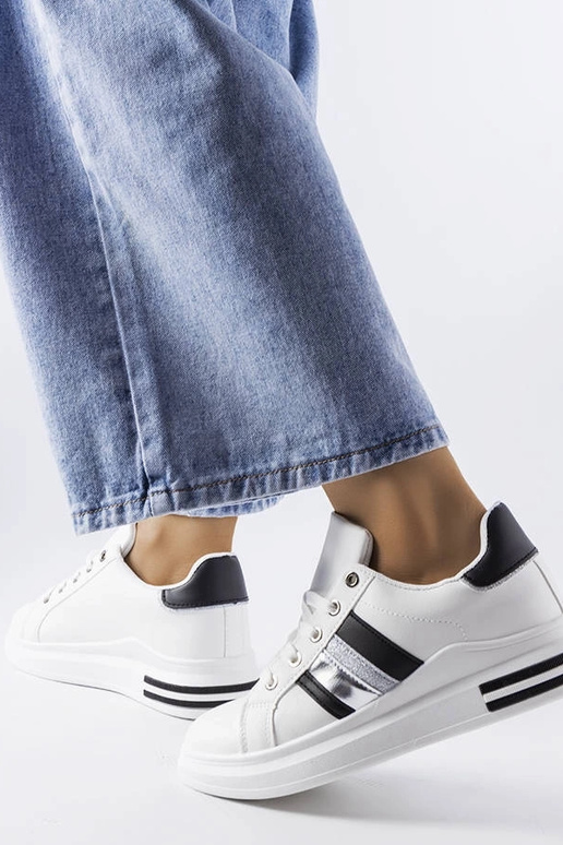 Zapatillas deportivas en blanco y... Zapatillas deportivas en blanco y...