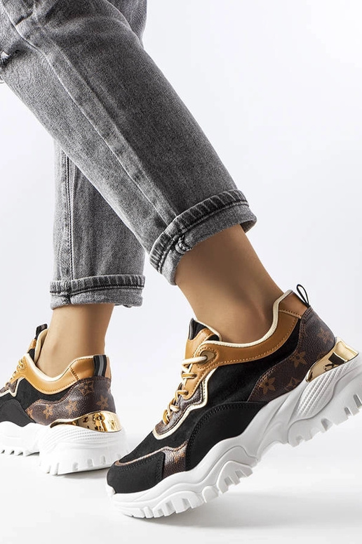 Zapatillas negras con suela irregular...