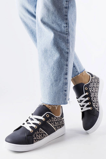 Zapatillas azul marino decoradas con el monograma de Bolduc