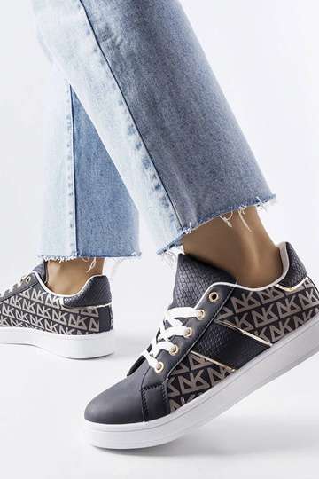 Zapatillas azul marino decoradas con el monograma de Bolduc 2