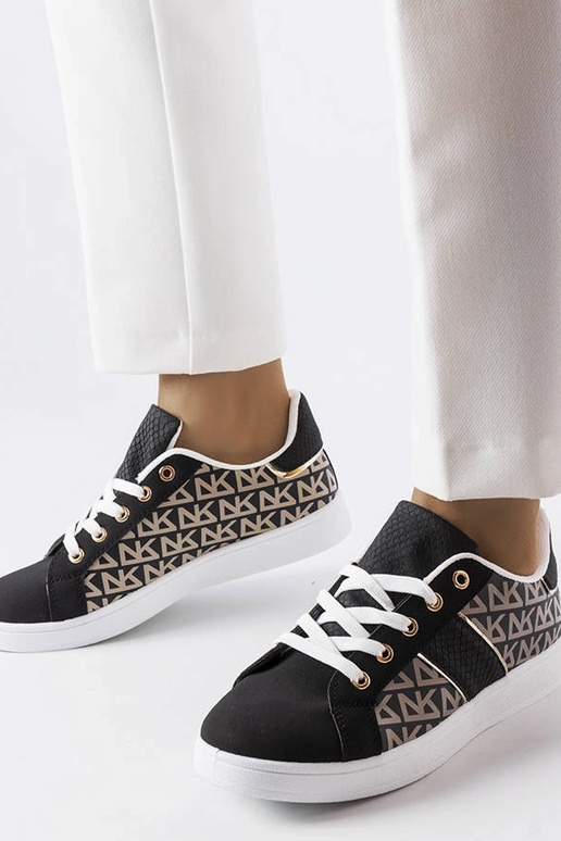 Zapatillas negras decoradas con el...