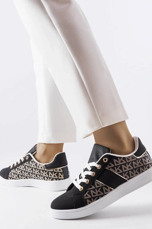 Zapatillas negras decoradas con el...