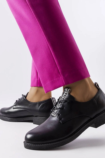 Zapatos Edmonton negros con cordones