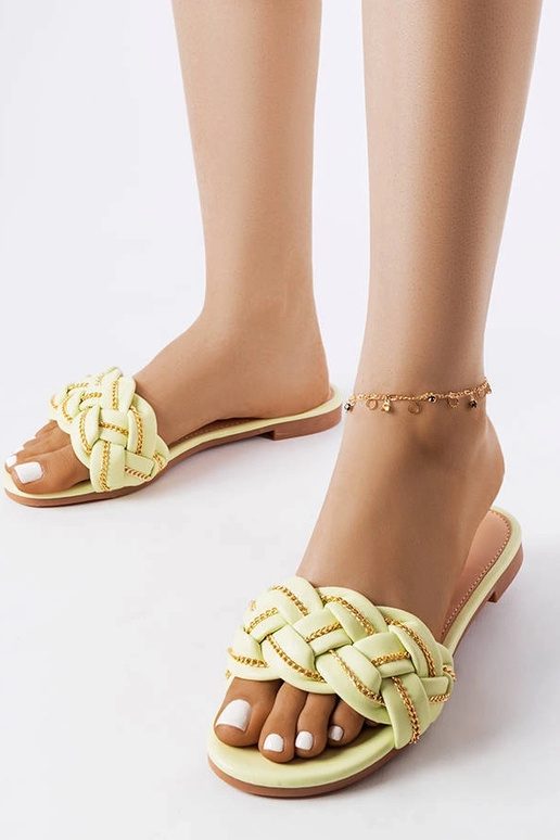 Chanclas elegantes de color verde...