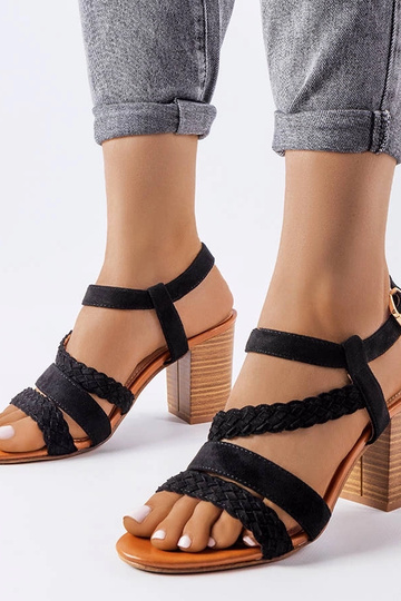 Sandalias negras con tiras...