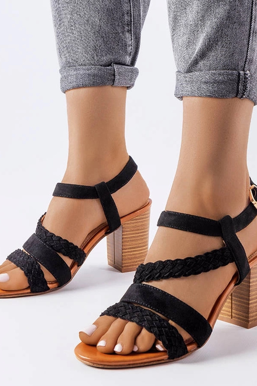 Sandalias negras con tiras trenzadas...