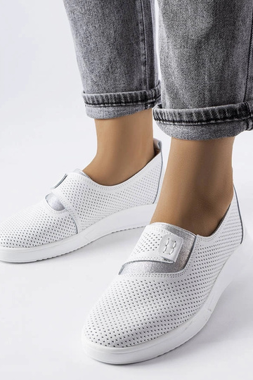 Zapatillas Ethels de piel perforada en color blanco