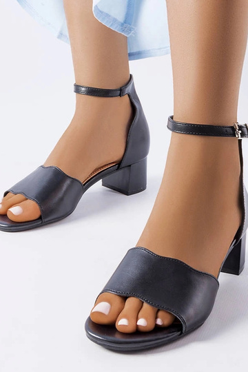 Sandalias de tacón bajo de color negro Mulberry