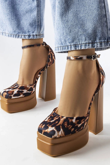 Zapatos de tacón alto... 2