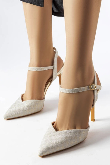 Stilettos dorados...