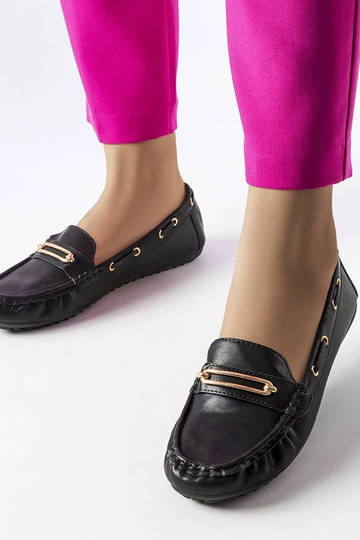 Mocasines negros decorados con apliques de Seattle