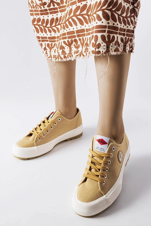 Zapatillas Lee Cooper en color beige... Zapatillas Lee Cooper en color beige...