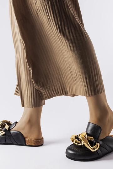 Chanclas negras con cadena... 2