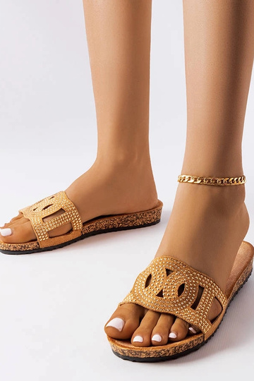 Chanclas beige decoradas con pedrería Lagacé
