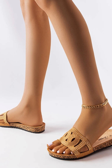 Chanclas beige decoradas con pedrería Lagacé 2